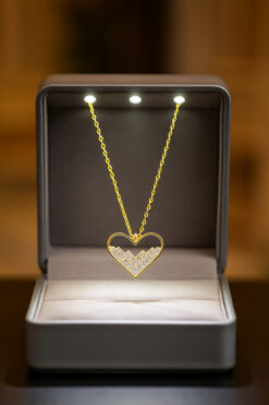 KAR DİAMOND 925 Ayar Gümüş Altın Kaplama Zirkon Taşlı Kalp Zirve Kolye - Sertifikalı Özel Işıklı Hediye Kutulu