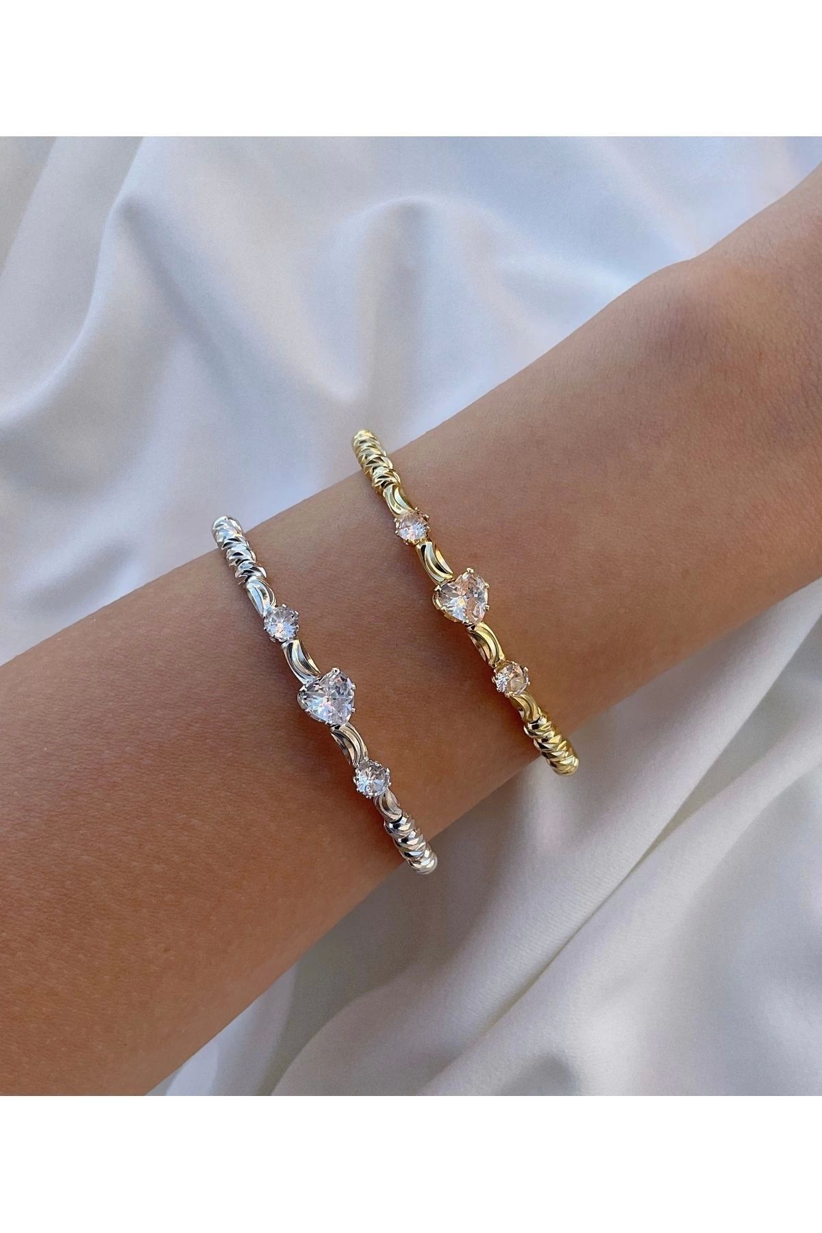 Eylülün Takısı Kadın Gold Renk Taşlı Dorika Kalp Bileklik - Görsel 3