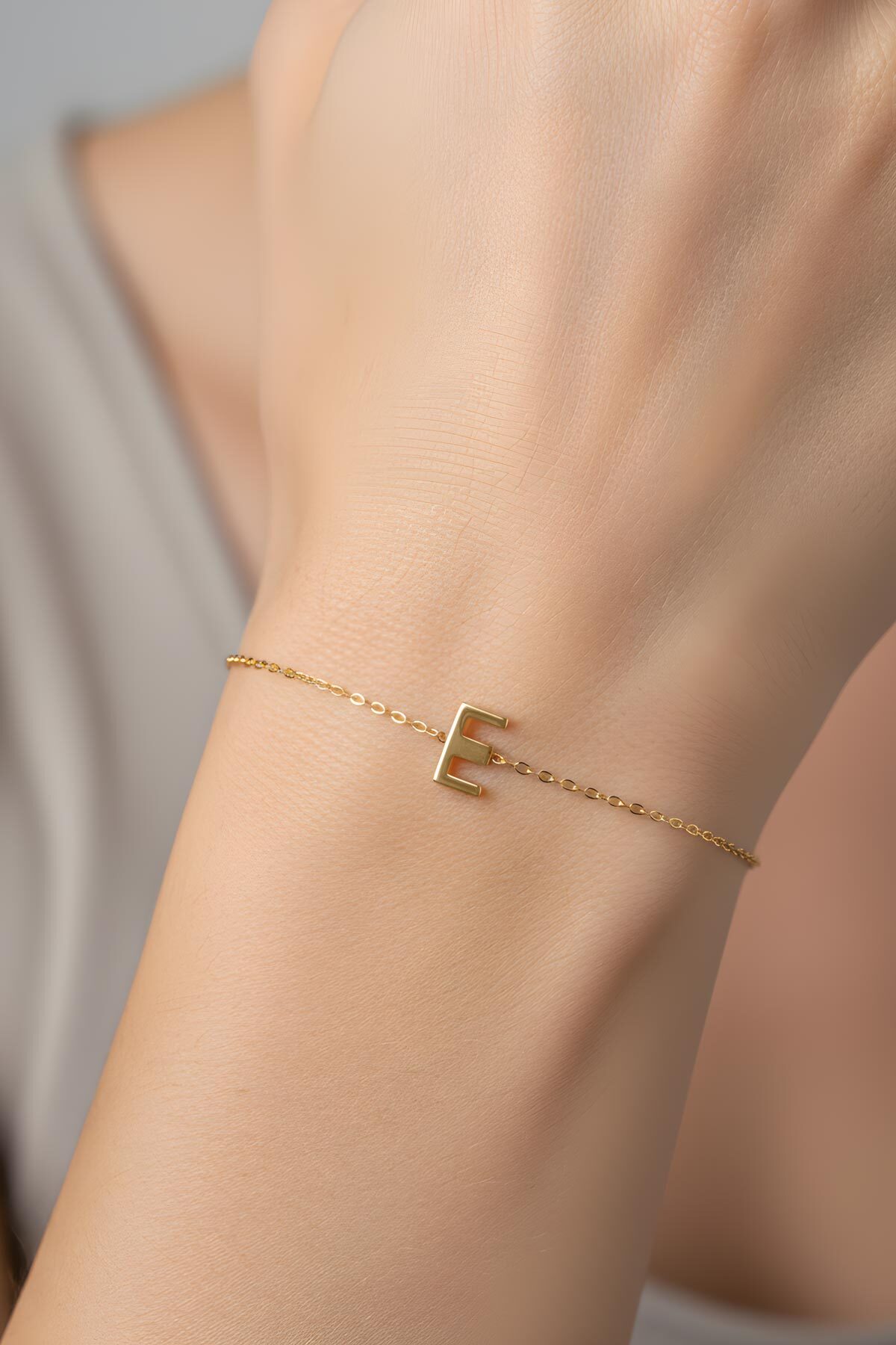 So CHIC... My Story E Harfi 18 Ayar Sarı Altın Kaplama 18 Cm Gümüş Bileklik - Görsel 2