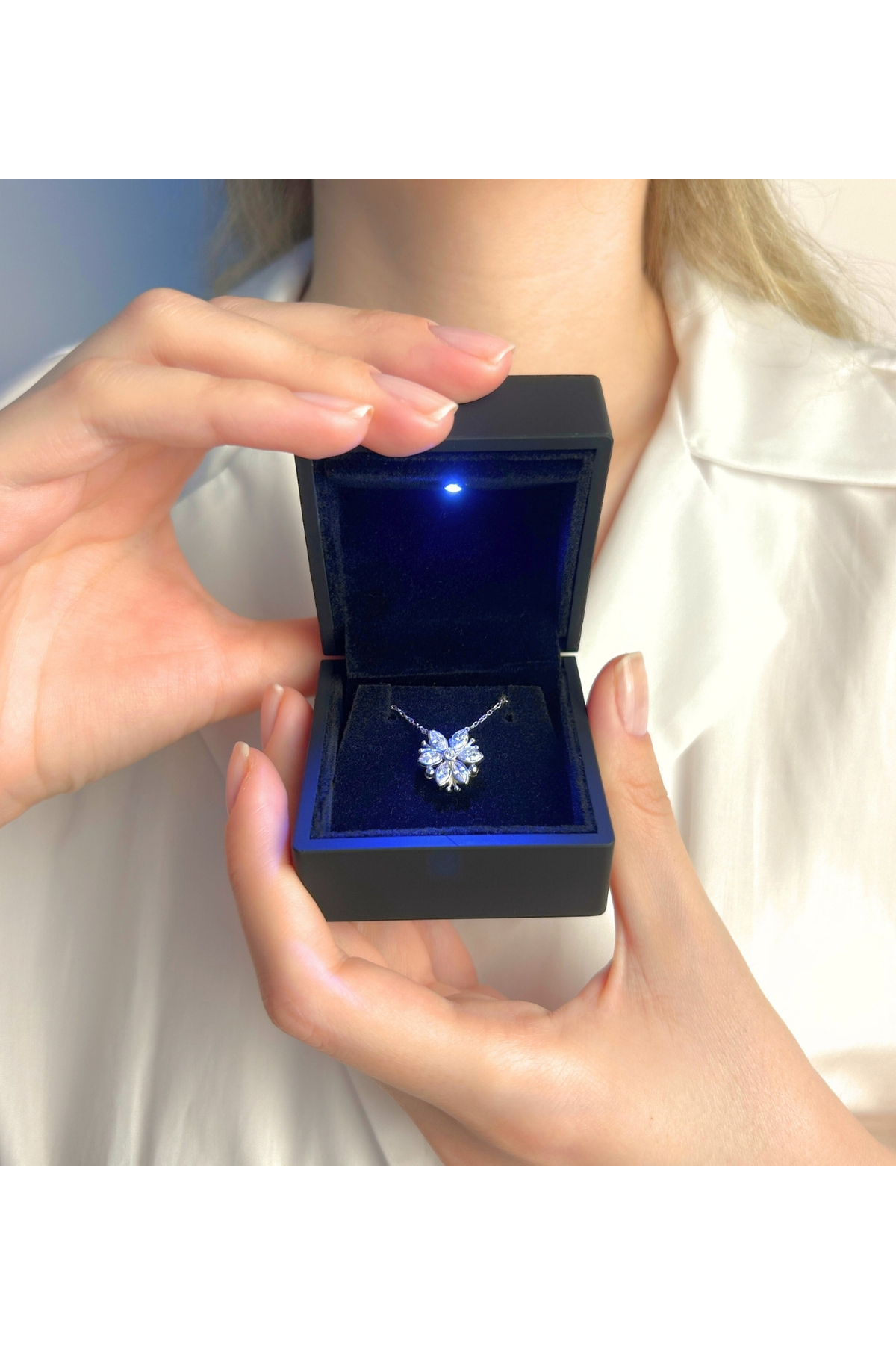 Şimal Silver 925 Ayar Gümüş Beyaz Mıknatıslı Manolya Kolye