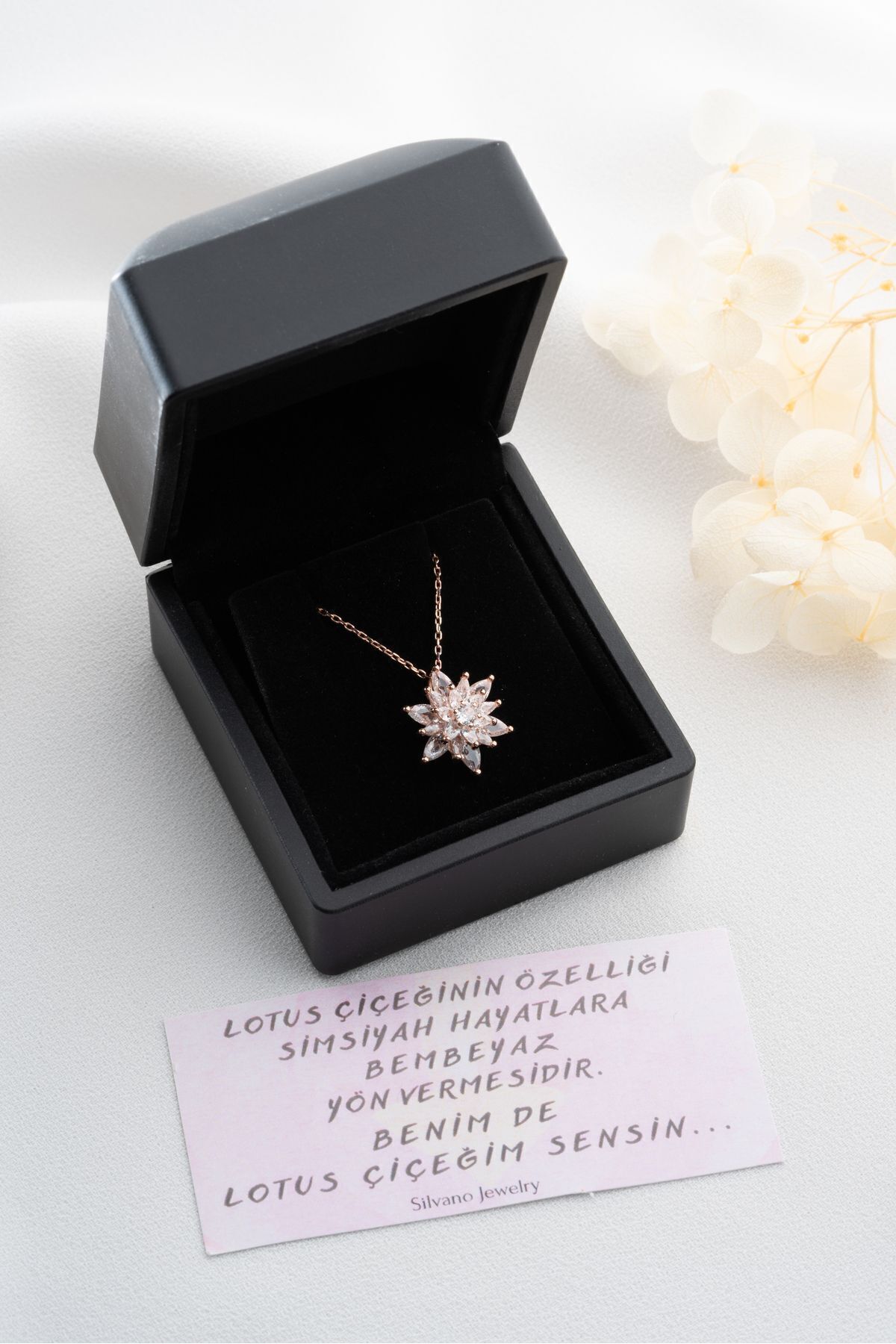 Silvano Jewelry 925 Ayar Gümüş Işıklı Kutuda Buzlu Beyaz Lotus Çiçeği Kolye