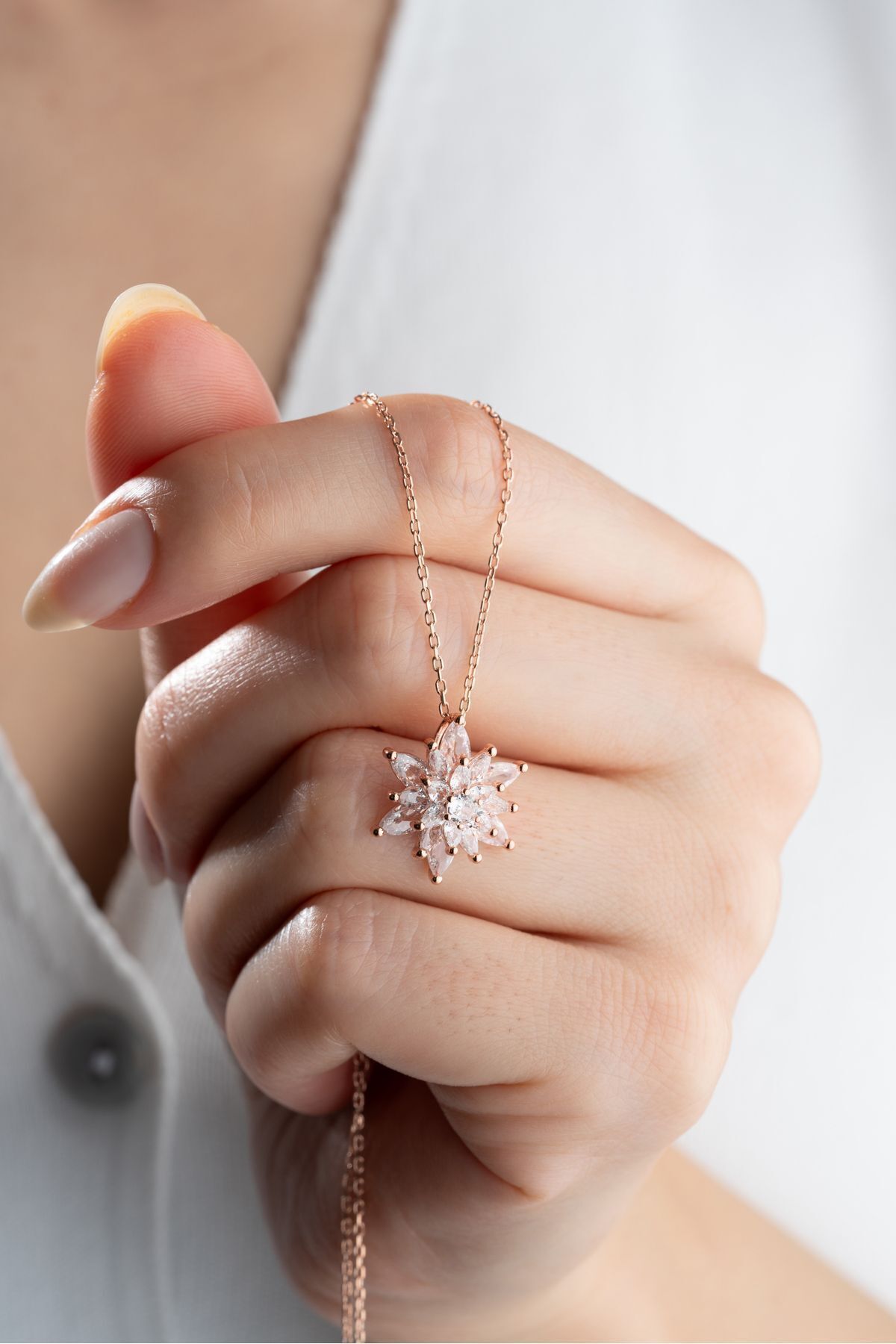 Silvano Jewelry 925 Ayar Gümüş Işıklı Kutuda Buzlu Beyaz Lotus Çiçeği Kolye - Görsel 2