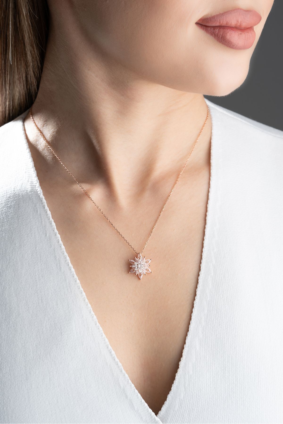 Silvano Jewelry 925 Ayar Gümüş Işıklı Kutuda Buzlu Beyaz Lotus Çiçeği Kolye - Görsel 3