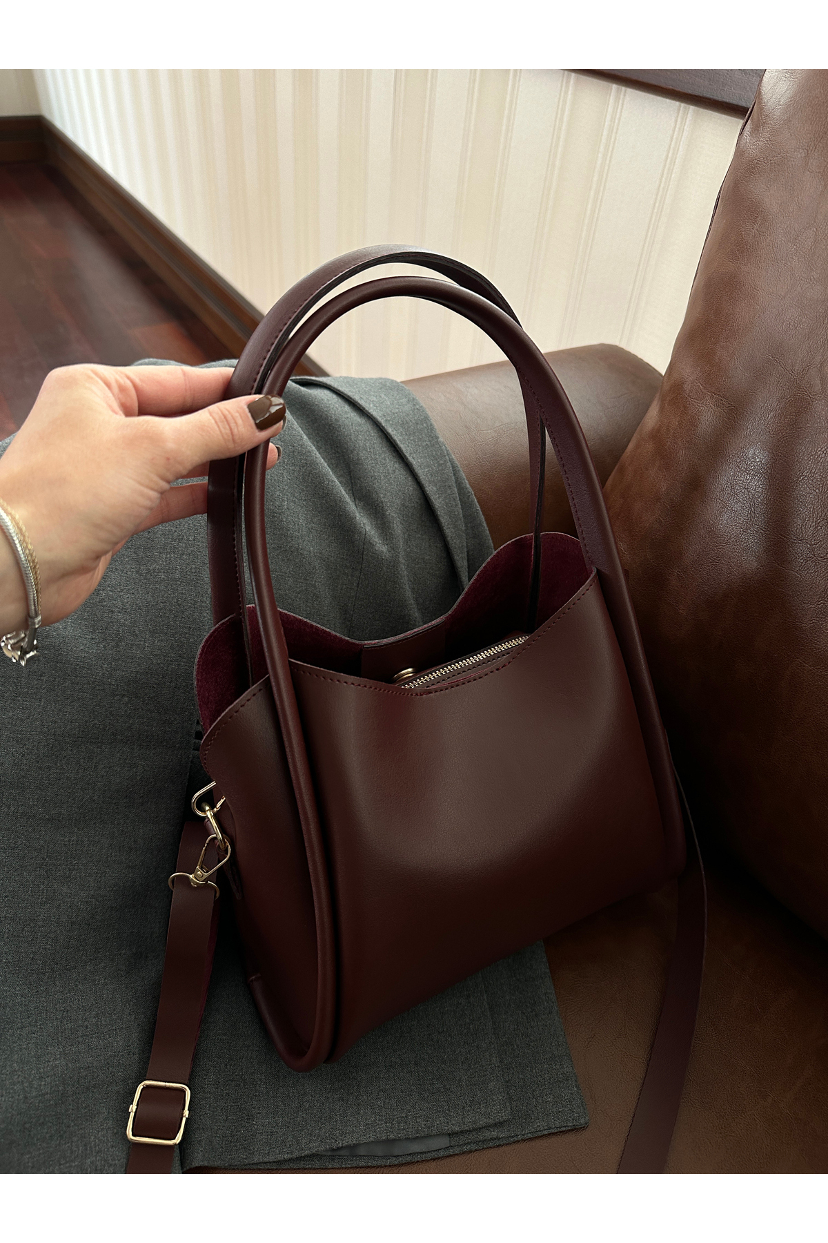 NOTHING Kadın Üç Bölmeli Özel Tasarım Çıkarılabilir Makyaj Çantalı Bordo Suni Deri El Ve Omuz Çantası Rain