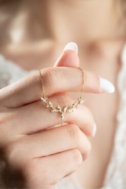 ESSARE 925 Ayar Gümüş Gold Kaplama Mekik Taşlı Zarif Sarmaşık Kolye