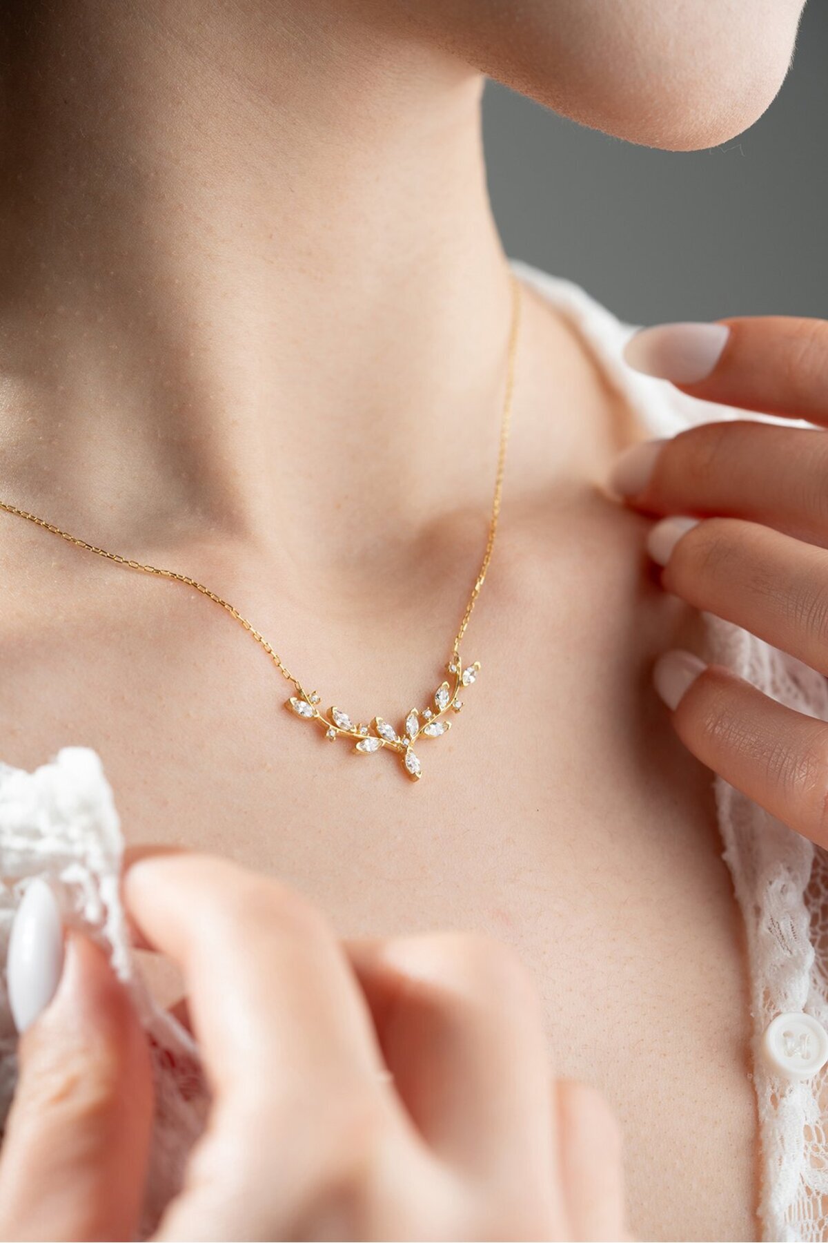 ESSARE 925 Ayar Gümüş Gold Kaplama Mekik Taşlı Zarif Sarmaşık Kolye - Görsel 3