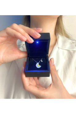 OGO SİLVER 925 Ayar Gümüş Seviyor Sevmiyor Beyaz Papatya Kolye ( Işıklı Kutu Hediye )