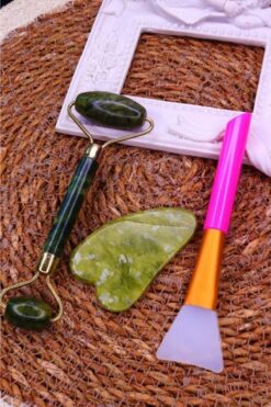 MUJGAN 3'lü Cilt Bakım Seti Yeşim Taşı + Gua Sha Masaj Taşı + Maske Sürme Aparatı Beyaz