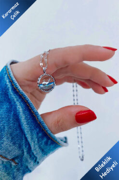 The Collection Kararmaz Balina Çelik Kolye Mavi Suda Yüzen Balık Model Gümüş Renk Çelik Kolye