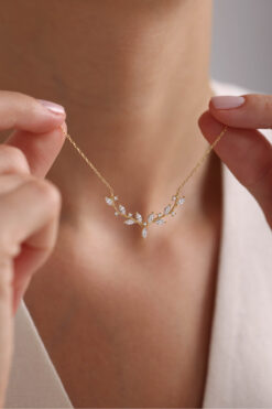 Nereze 925 Ayar Gümüş Gold Kaplama Mekik Taşlı Zarif Sarmaşık Kolye