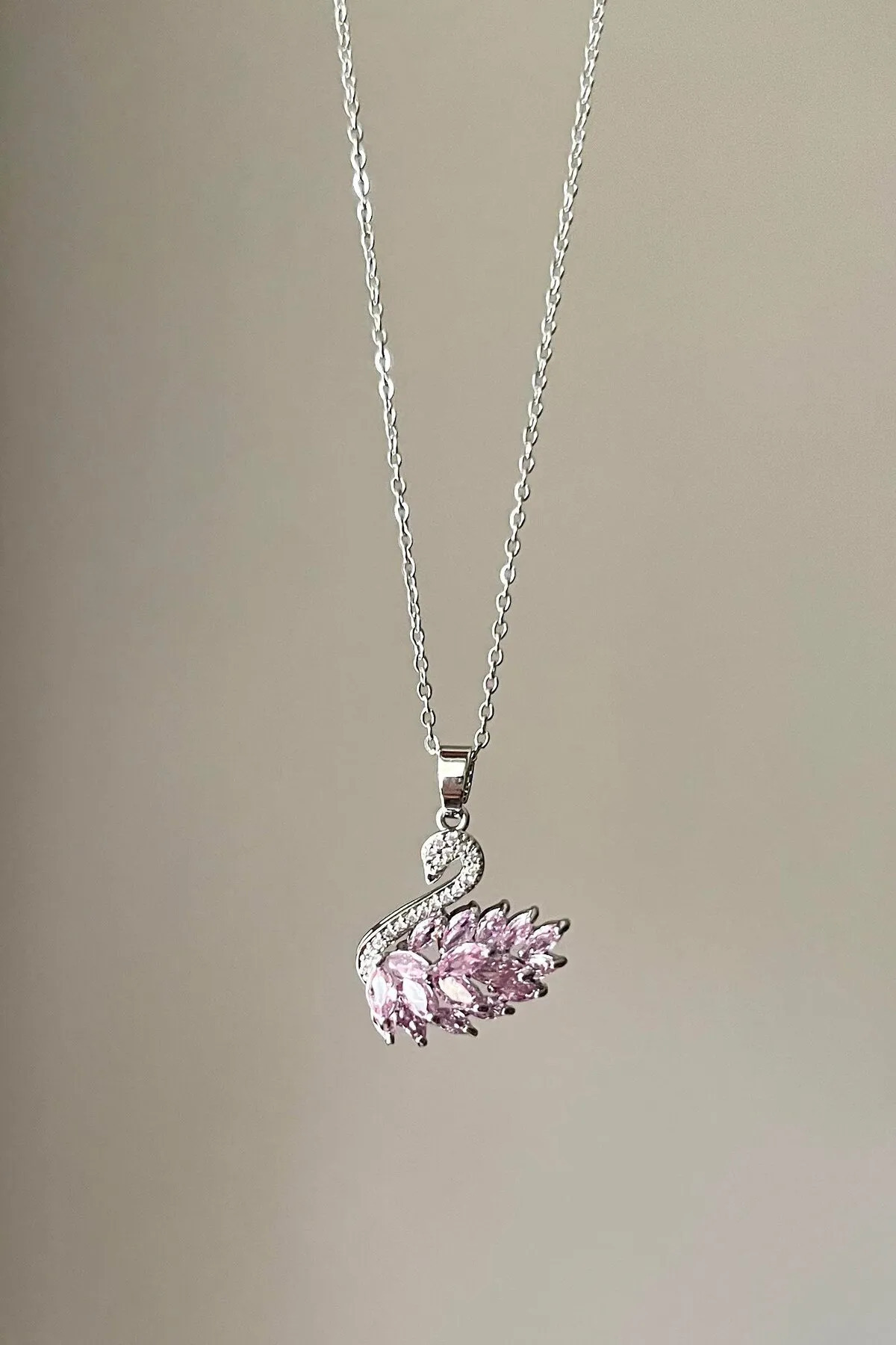 The Collection Kararmaz Kadın Gümüş Pembe Taşlı Kuğu Çelik Kolye - Görsel 2