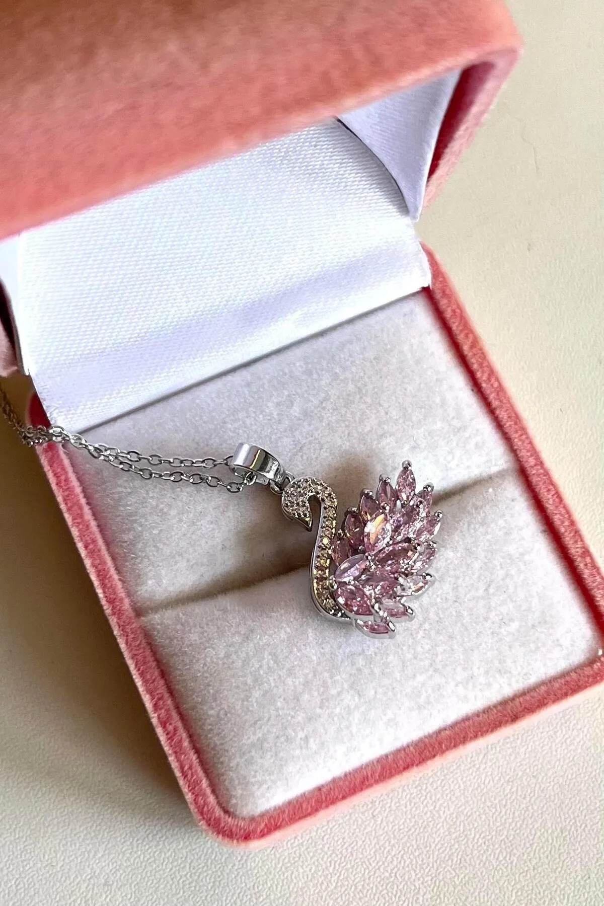 The Collection Kararmaz Kadın Gümüş Pembe Taşlı Kuğu Çelik Kolye - Görsel 3