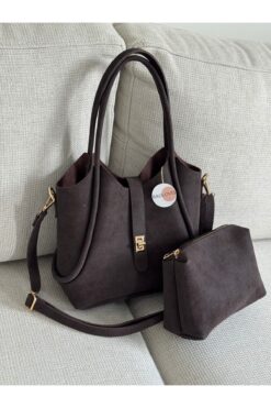 BAGLOVİS YAVRU ÇANTA EKSTRALI ÖNÜ KİLİT DETAYLI SÜET KAHVE KADIN OMUZ ÇANTASI EN32 BOY24