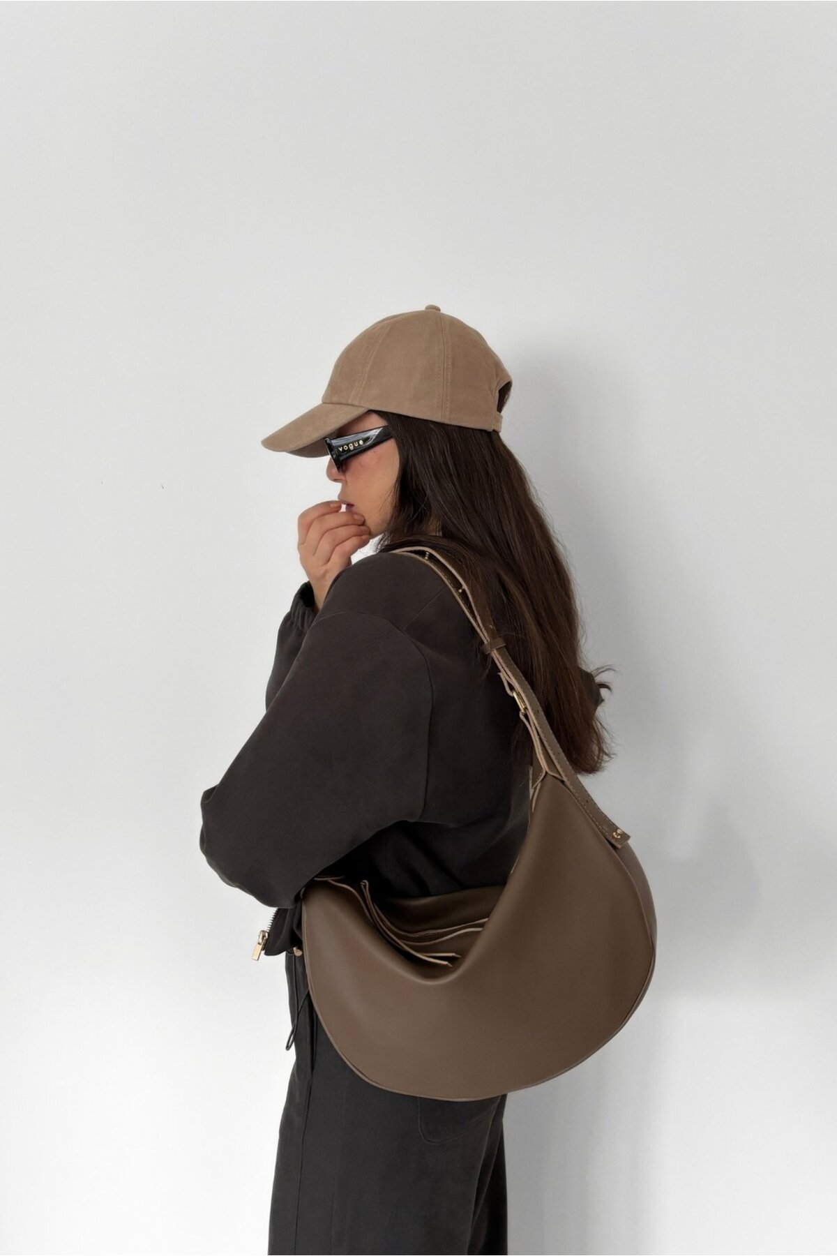 Yuka Atelier Sage Salaş Görünümlü Ayarlanabilir Askılı Koyu Vizon Kadın Omuz Çantası