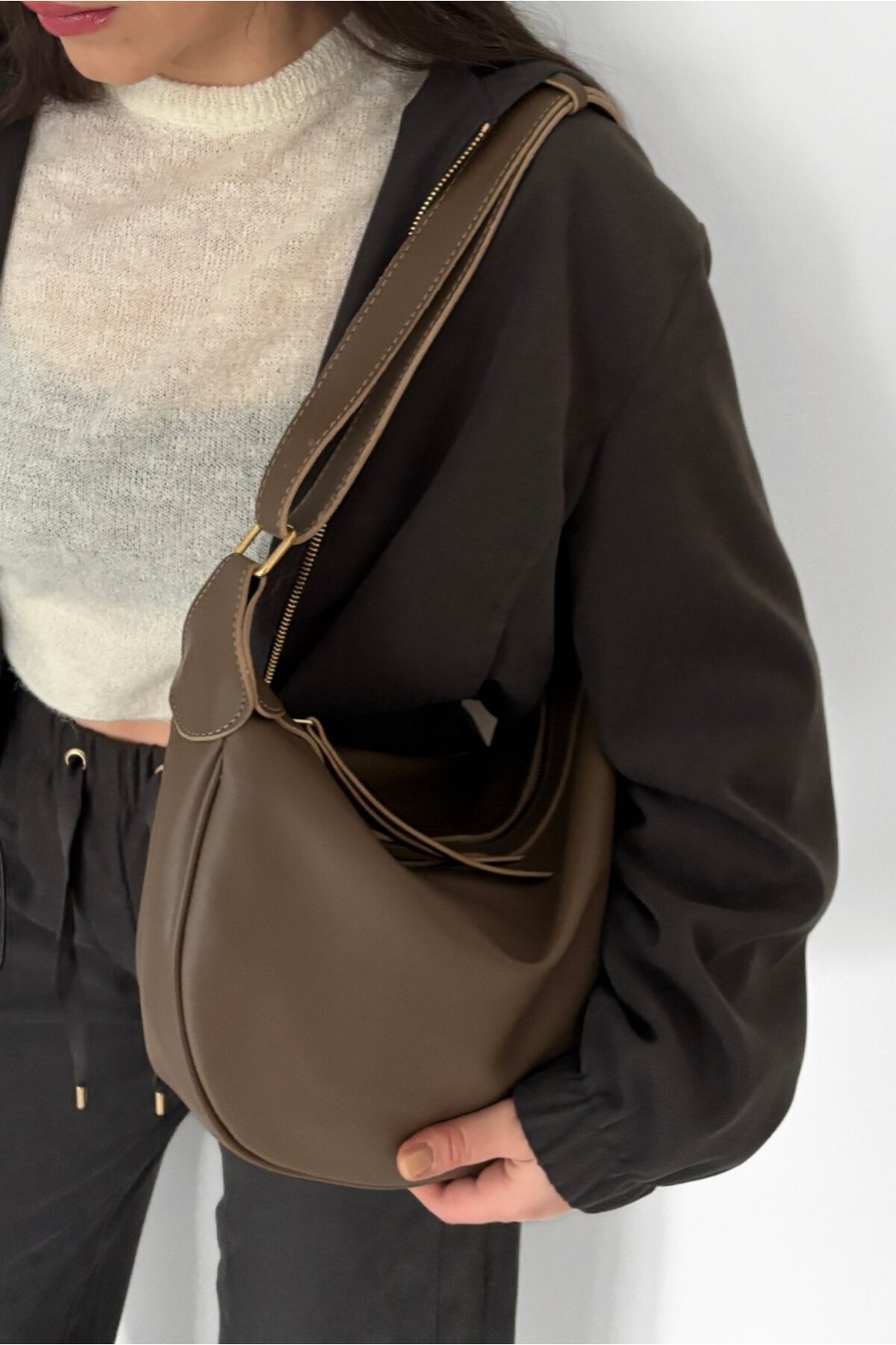 Yuka Atelier Sage Salaş Görünümlü Ayarlanabilir Askılı Koyu Vizon Kadın Omuz Çantası - Görsel 2