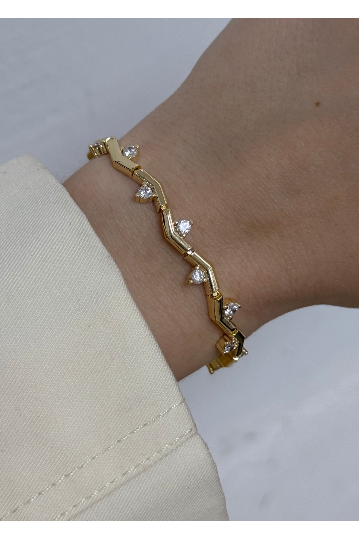 KİLİGİSTANBUL 14K ALTIN GÖRÜNÜMLÜ PREMİUM SIRALI DALGA BİLEKLİK (KARARMALARA KARŞI DAYANIKLI) - Görsel 2
