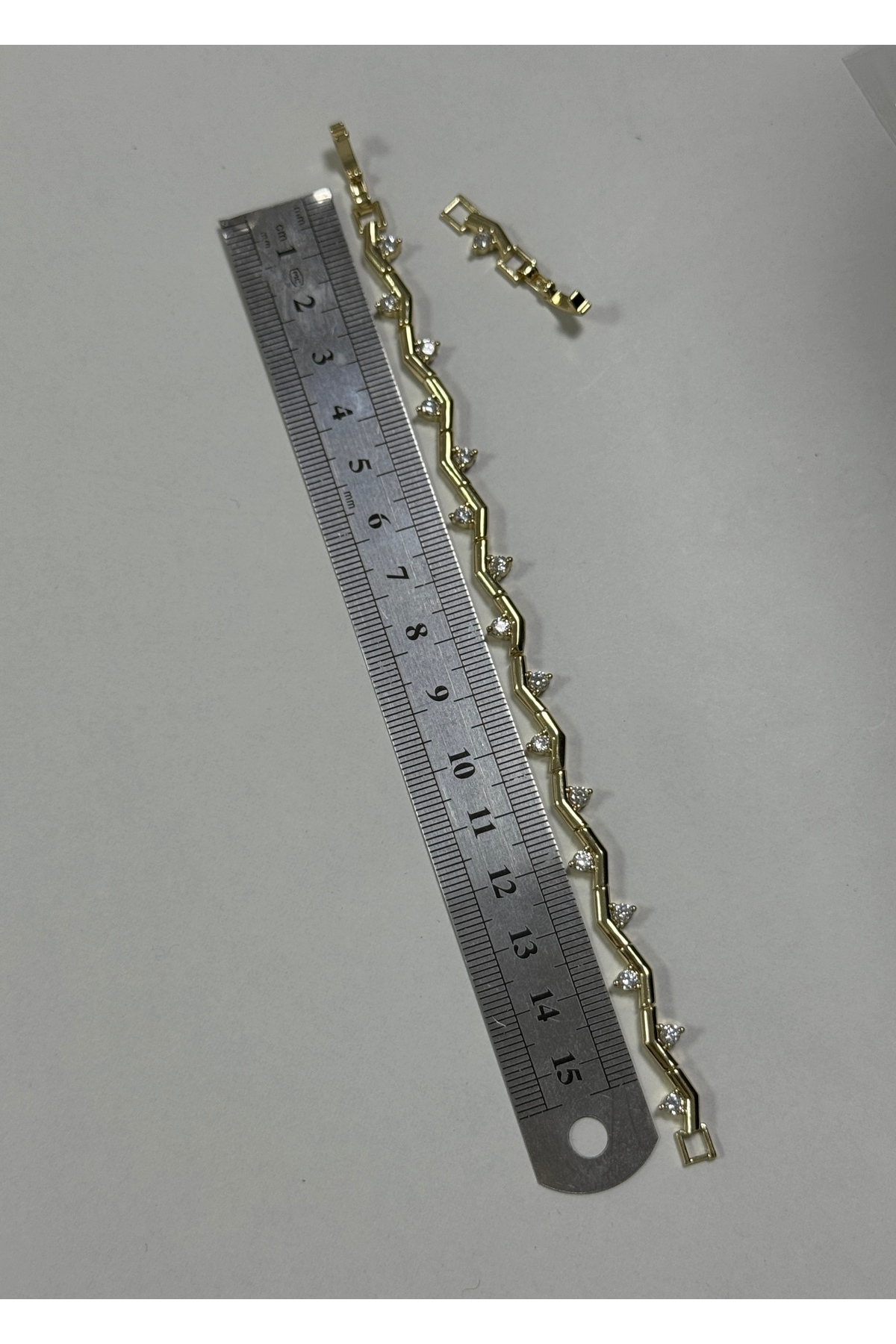 KİLİGİSTANBUL 14K ALTIN GÖRÜNÜMLÜ PREMİUM SIRALI DALGA BİLEKLİK (KARARMALARA KARŞI DAYANIKLI) - Görsel 3