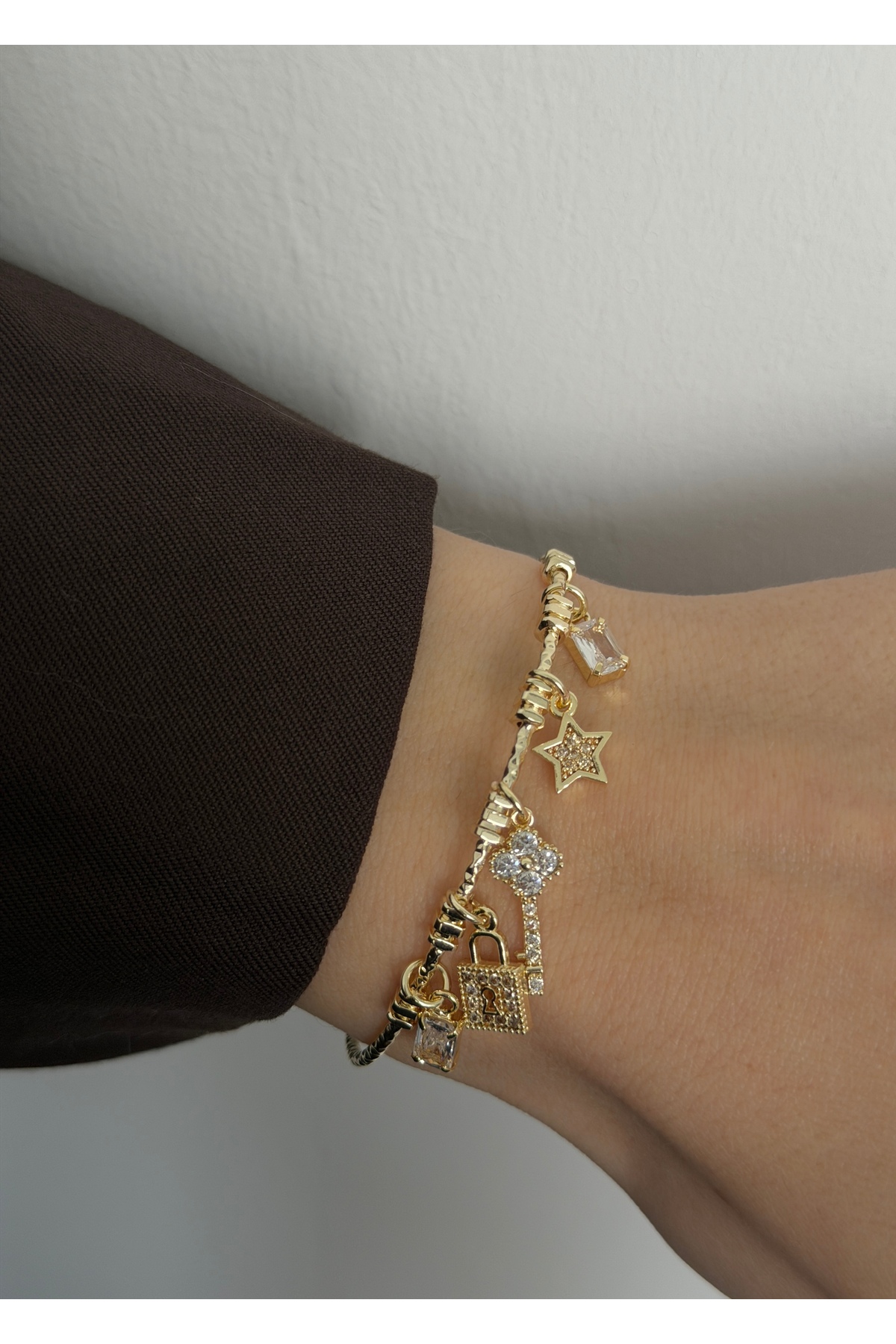 KİLİGİSTANBUL GOLD RENK ANAHTAR CHARMLI BİLEZİK - Görsel 2