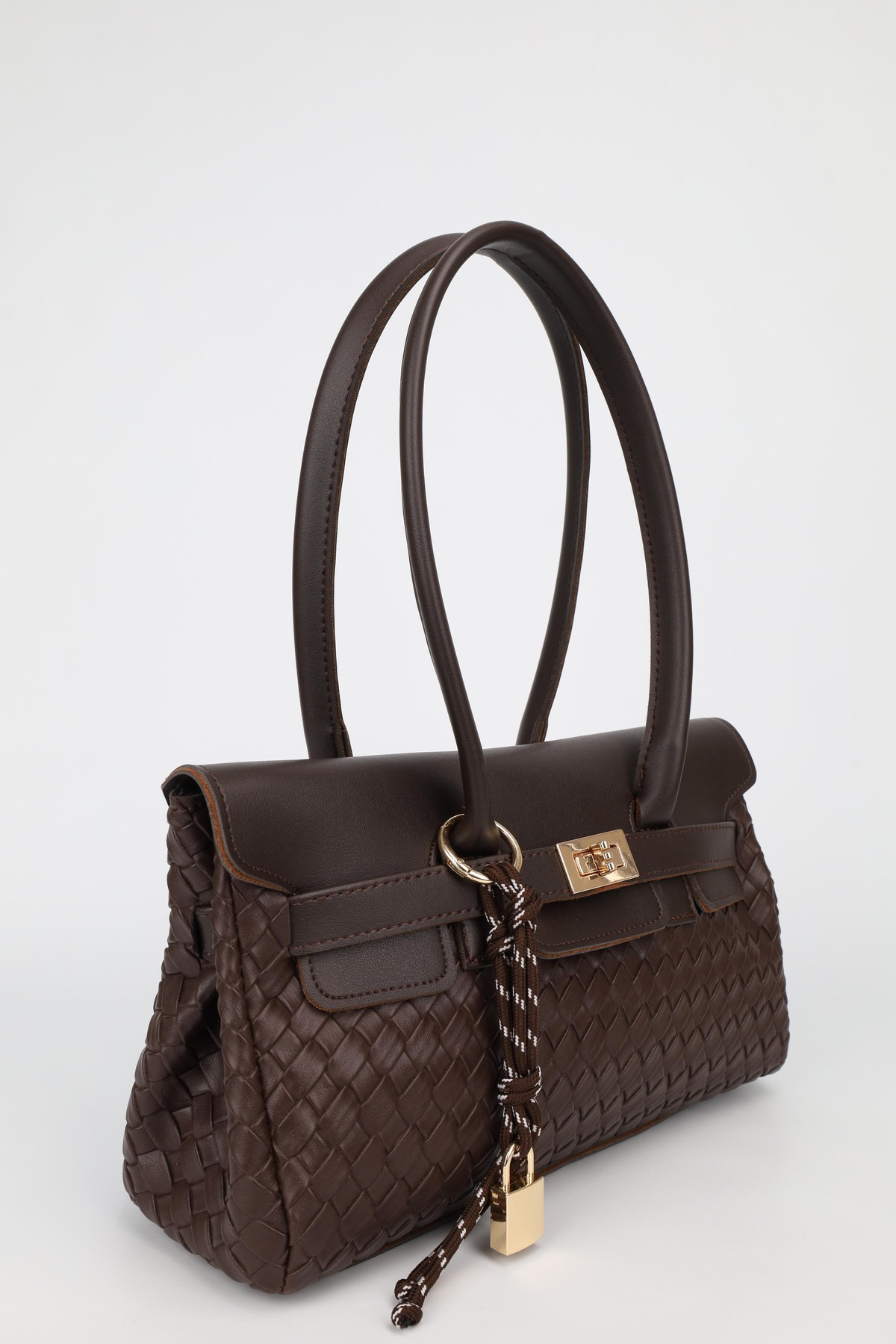 NOTHING Kadın Kahve Örgülü Deri Kemerli Charm Detaylı Kapaklı El Ve Omuz Çantası 16x30 Cm Pera - Görsel 3