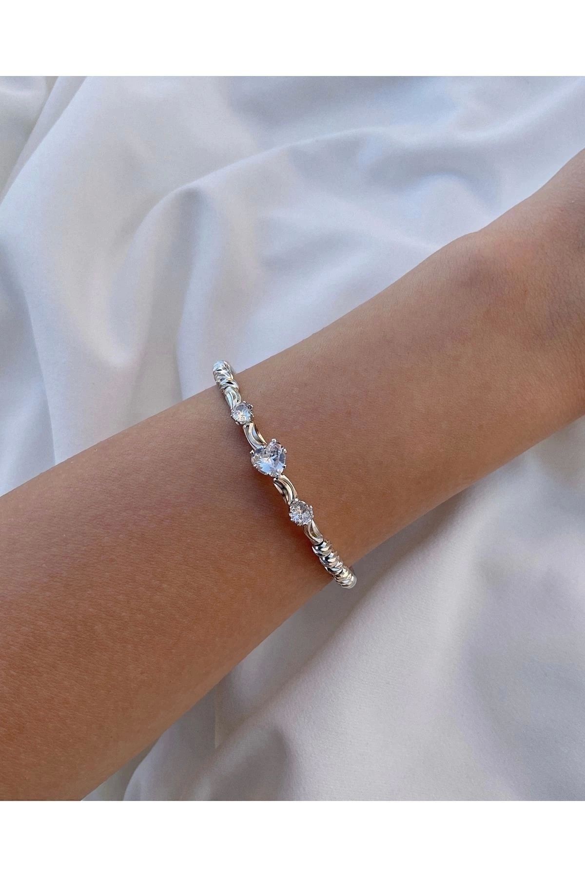 Eylülün Takısı Kadın Gümüş Renk Taşlı Kalp Dorika Bileklik