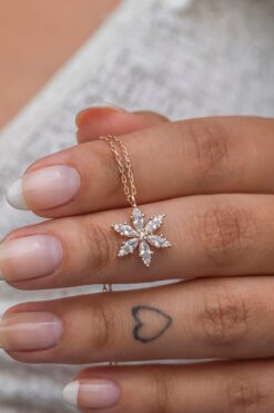 Nereze 925 Ayar Gümüş Beyaz Taşlı Lotus Kamelya Çiçeği Kolye