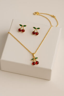 glanssieraad Altın Kaplama Çelik Kiraz Kolye ve Küpe Takım – Şıklığın Meyvesi