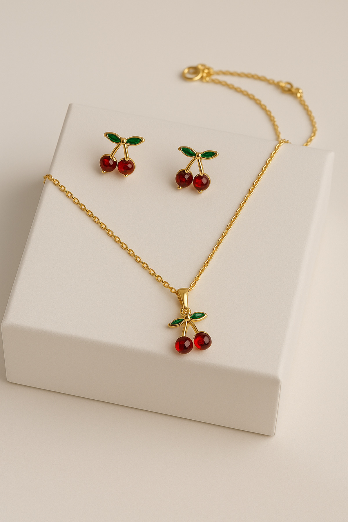 glanssieraad Altın Kaplama Çelik Kiraz Kolye ve Küpe Takım – Şıklığın Meyvesi