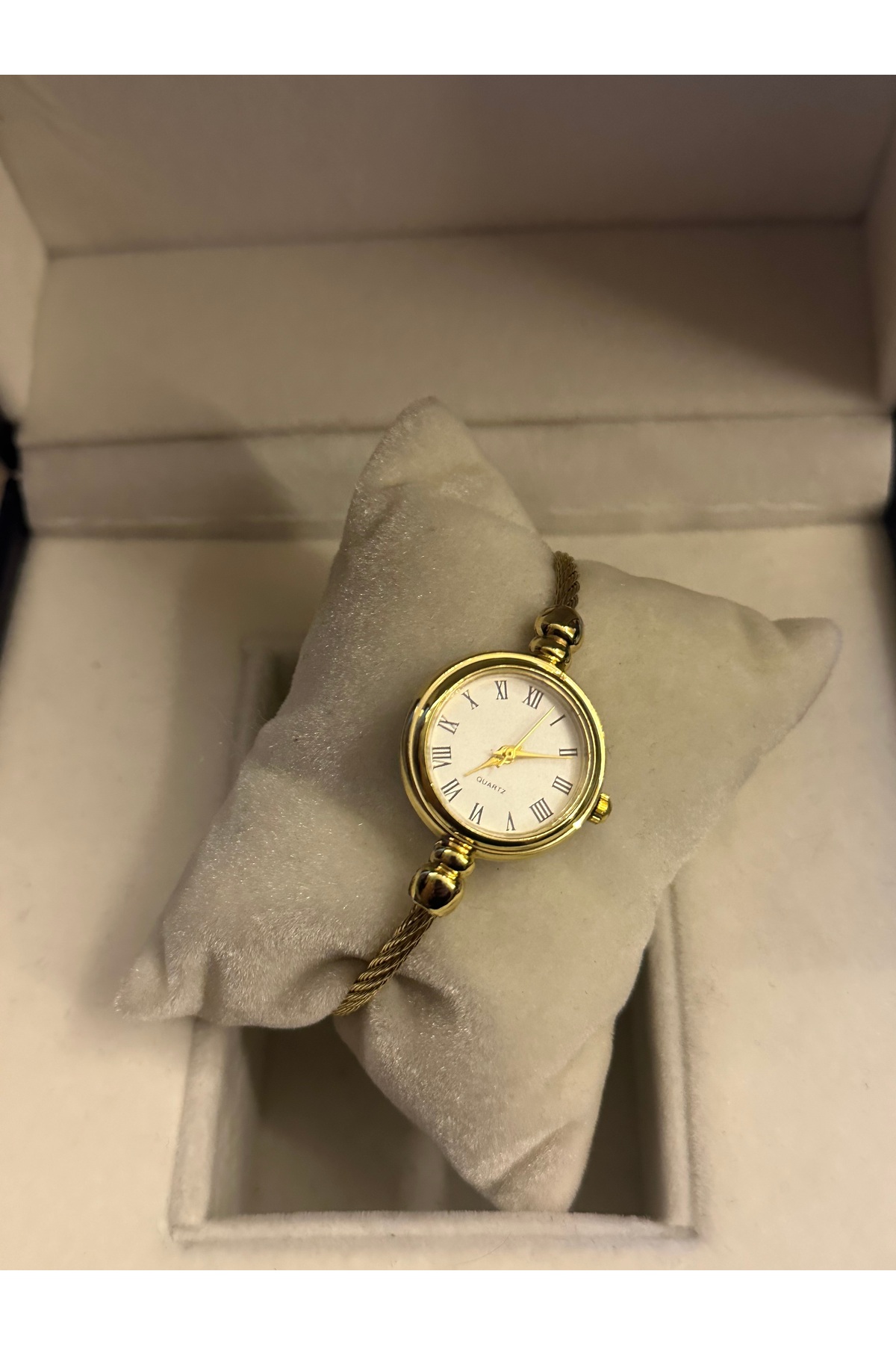 QUARTZ Yuvarlak Roma Rakamlı Kelepçe Kordon Kol Saati