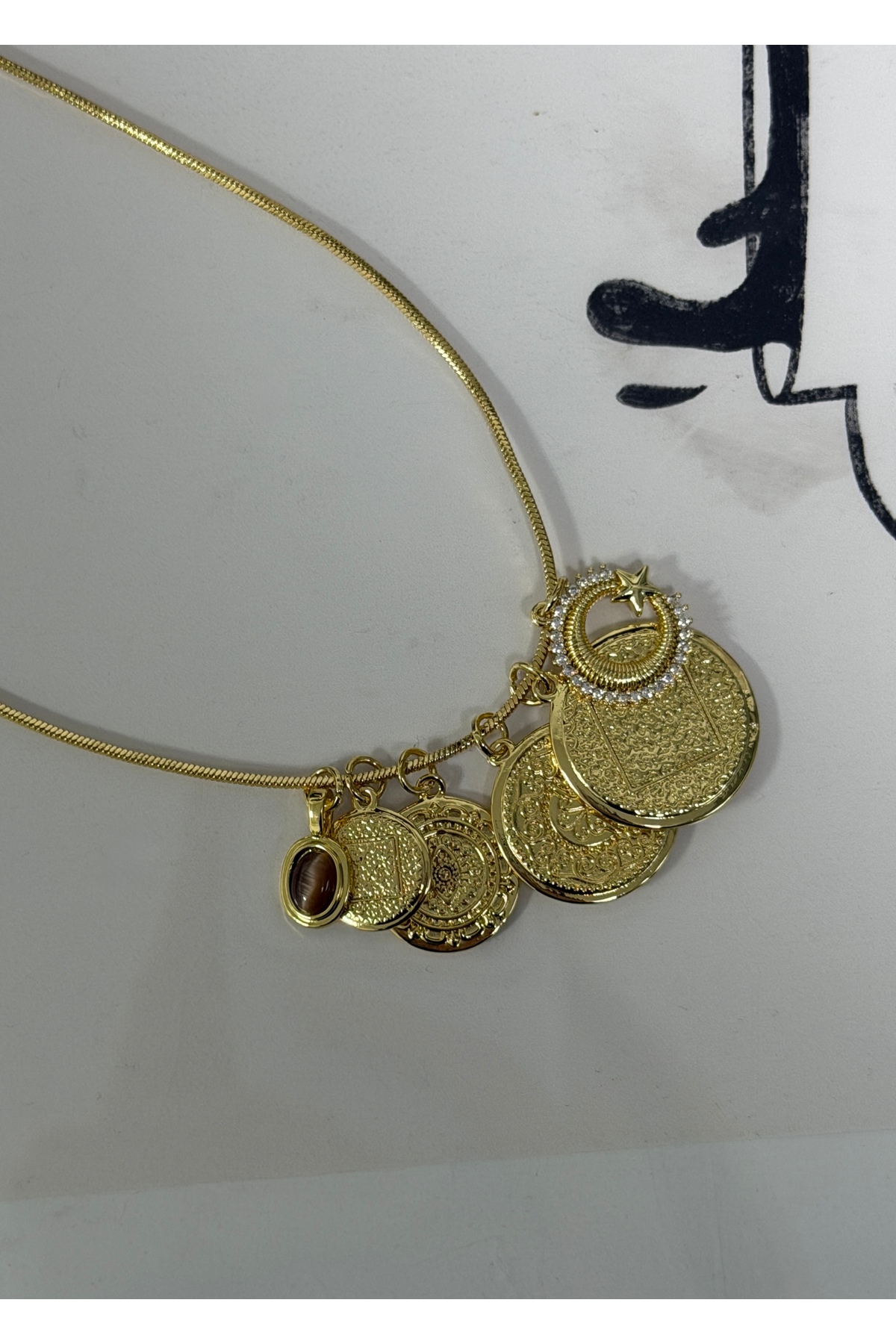 KİLİGİSTANBUL GOLD RENK ÇELİK CHARMLI KOLYE