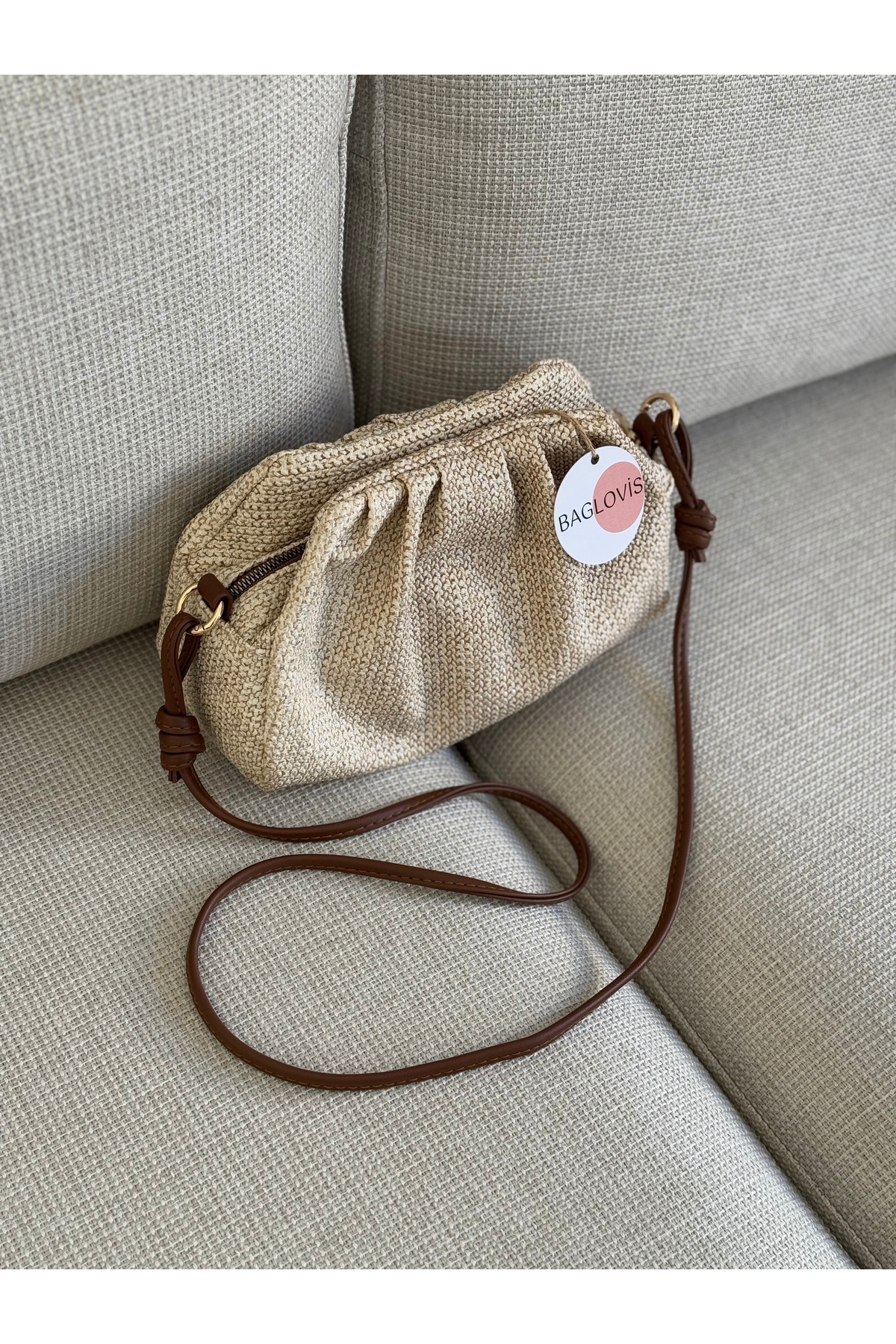 BAGLOVİS AĞZI BÜZGÜLÜ FERMUAR VE ÇITÇIT KAPATMALI HASIR DOKULU KADIN OMUZ ÇANTASI EN25 BOY15 - Görsel 3