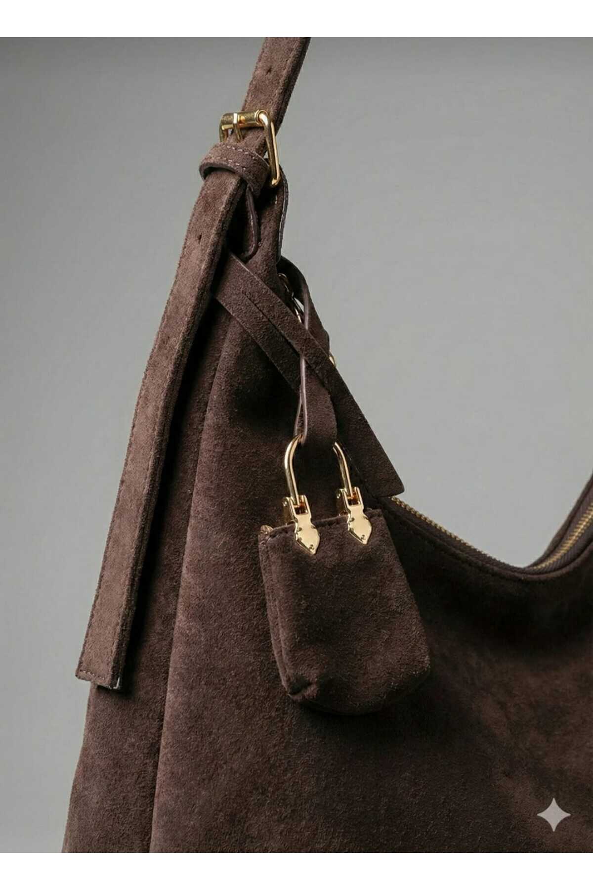 Shkup Süet Kahve Kadın Omuz Çantası Salaş Astarlı Fermuar Kapamalı Ayarlanabilir Omuz Askı charmlı - Görsel 2