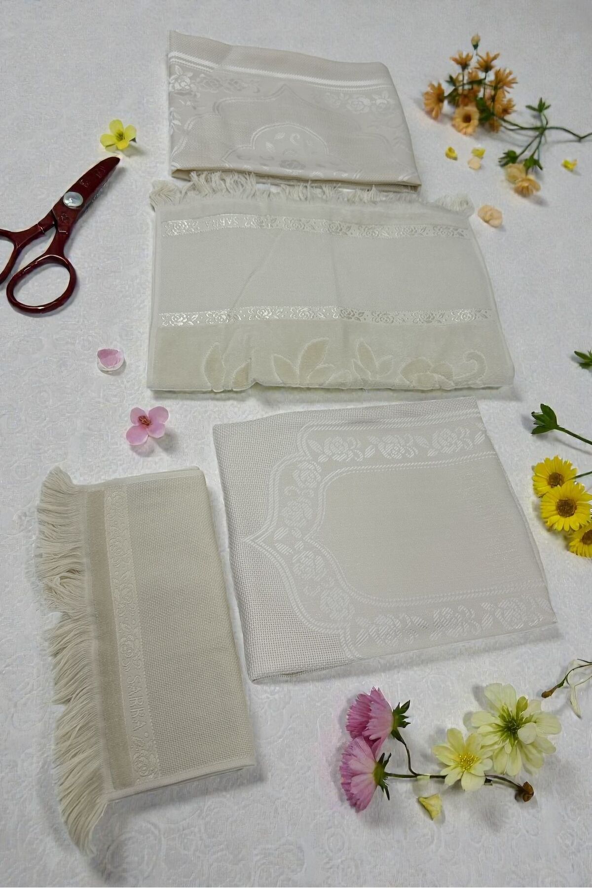 HAVLULAND SARRA ETAMİN İŞLEMELİK 4'LÜ SECCADE BOHÇA HAVLU SETİ ( SECCADE,BOHÇA,EL HAVLUSU ,MUTFAK HAVLU )