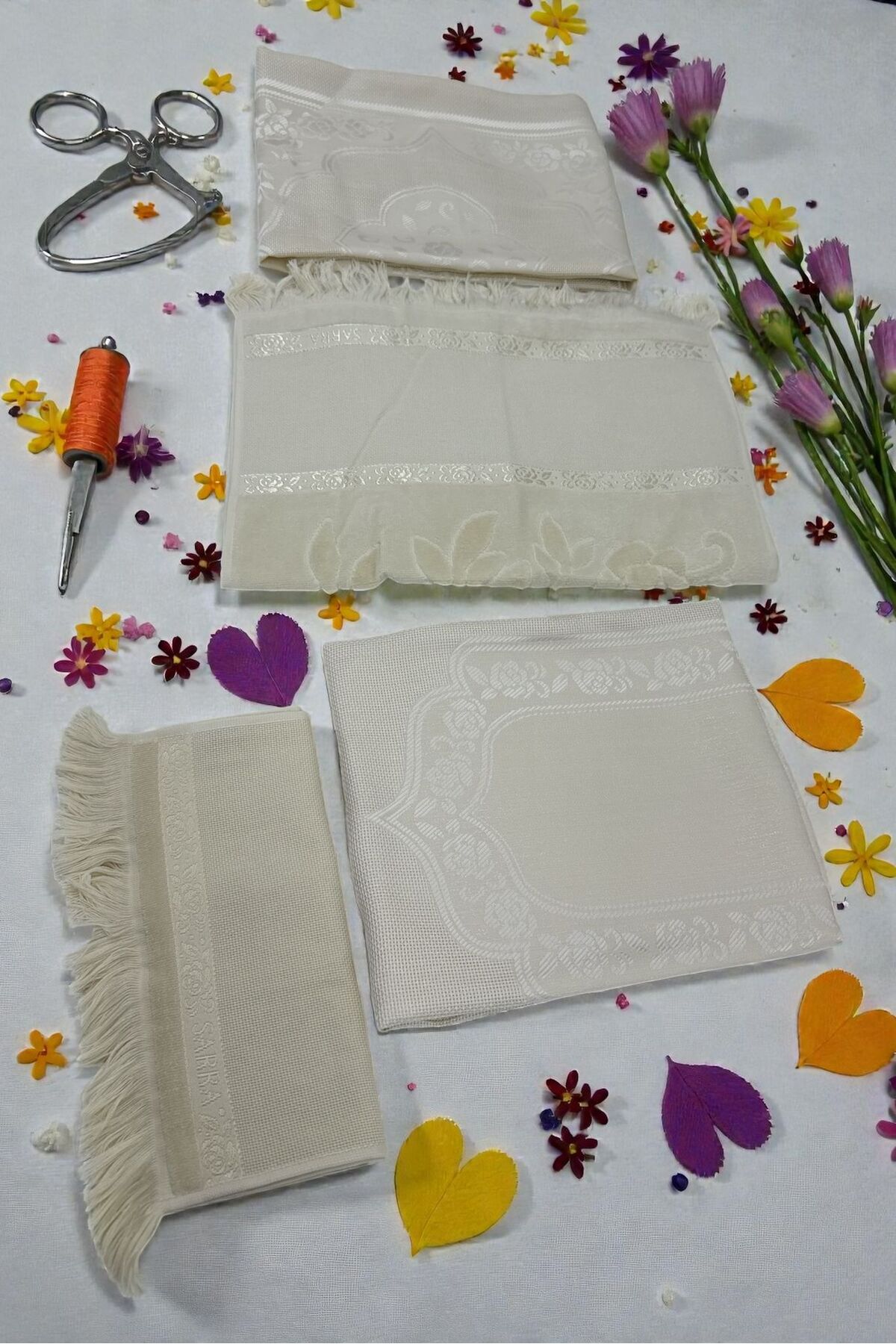 HAVLULAND SARRA ETAMİN İŞLEMELİK 4'LÜ SECCADE BOHÇA HAVLU SETİ ( SECCADE,BOHÇA,EL HAVLUSU ,MUTFAK HAVLU ) - Görsel 2