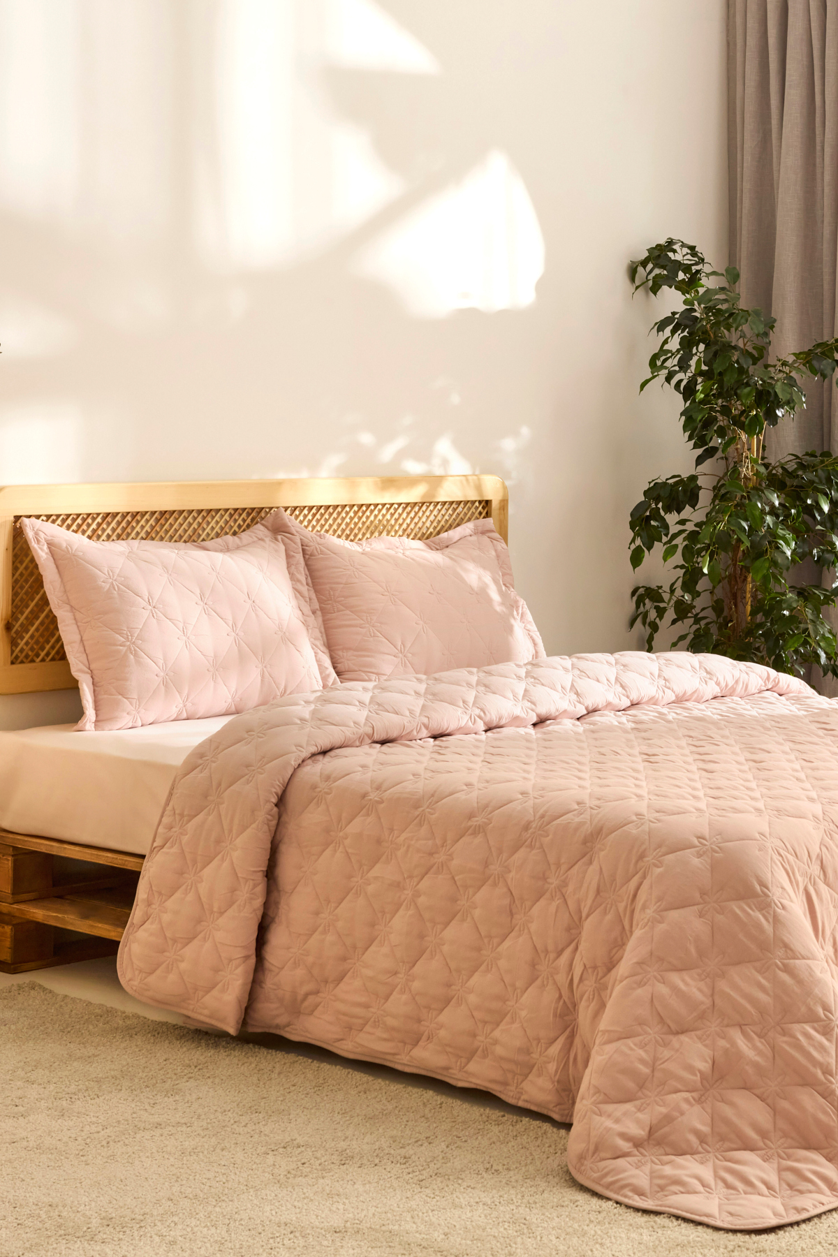 Kaşmir Home Lilly Çiçekli Çift Kişilik Yatak Örtüsü Takımı Pudra