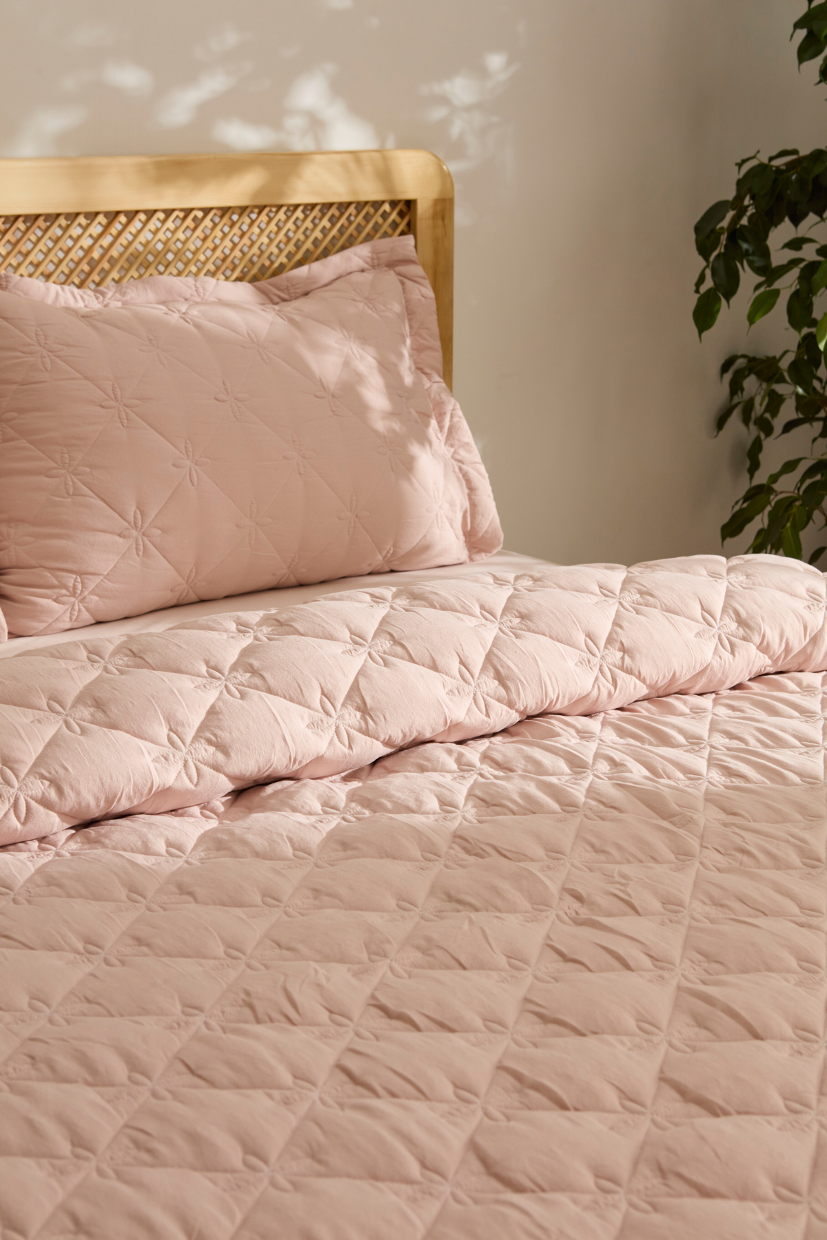 Kaşmir Home Lilly Çiçekli Çift Kişilik Yatak Örtüsü Takımı Pudra - Görsel 2