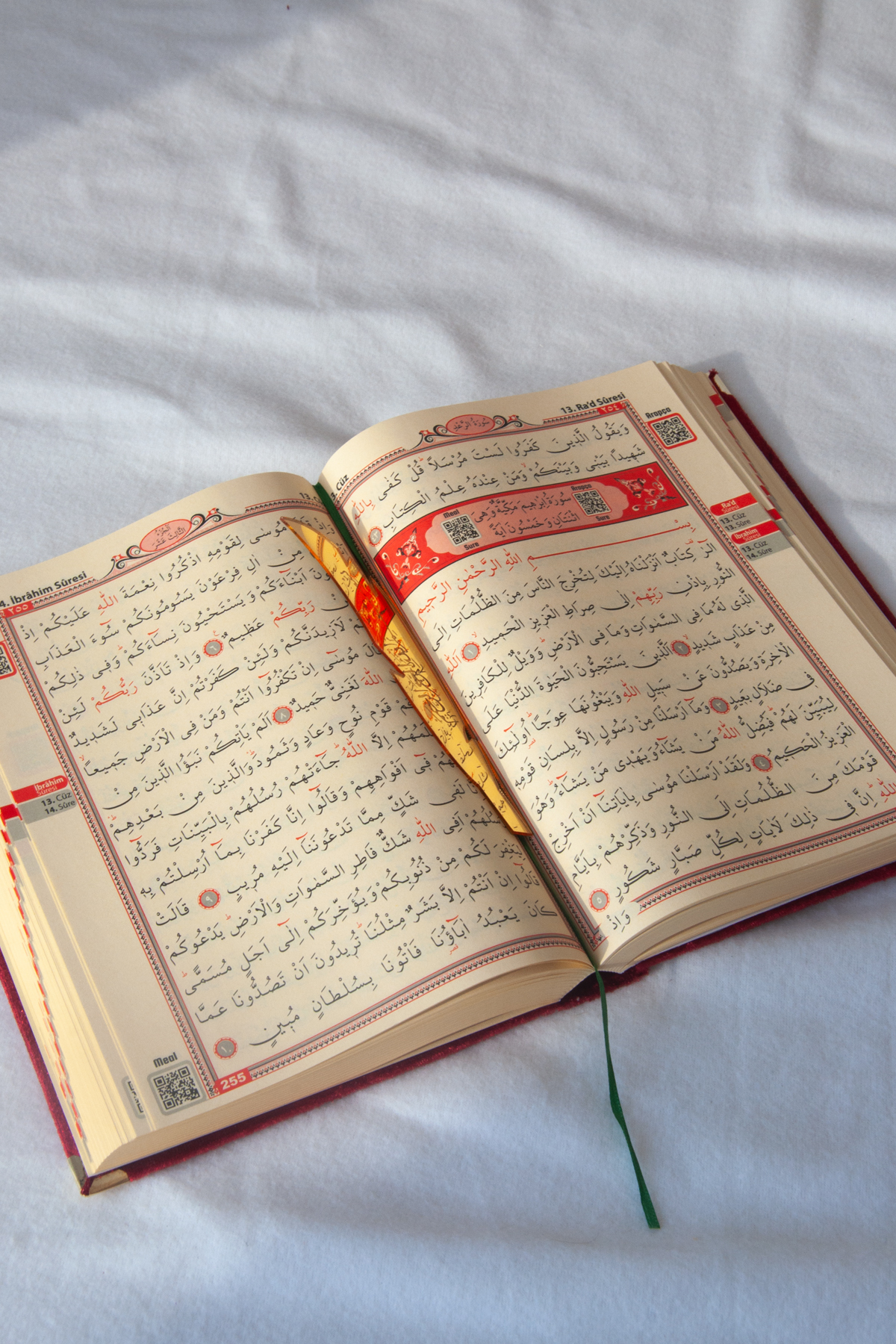 ihvan online Hediyelik Kadife Kaplı Isme Özel Pleksi Desenli Arapça Orta Boy Kuranı Kerim Bordo - Görsel 3