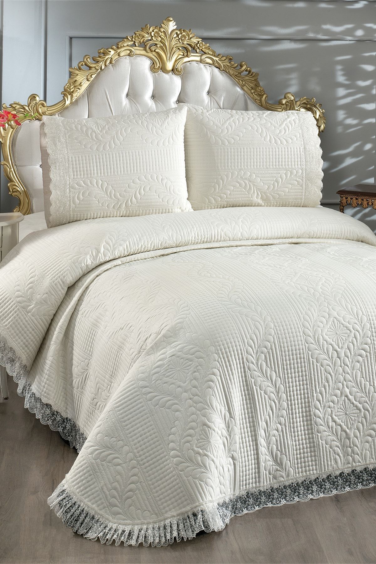 Çeyiz Diyarı Limena Dantelli Kapitoneli Ultrasonik Çift Kişilik Yatak Örtüsü Krem