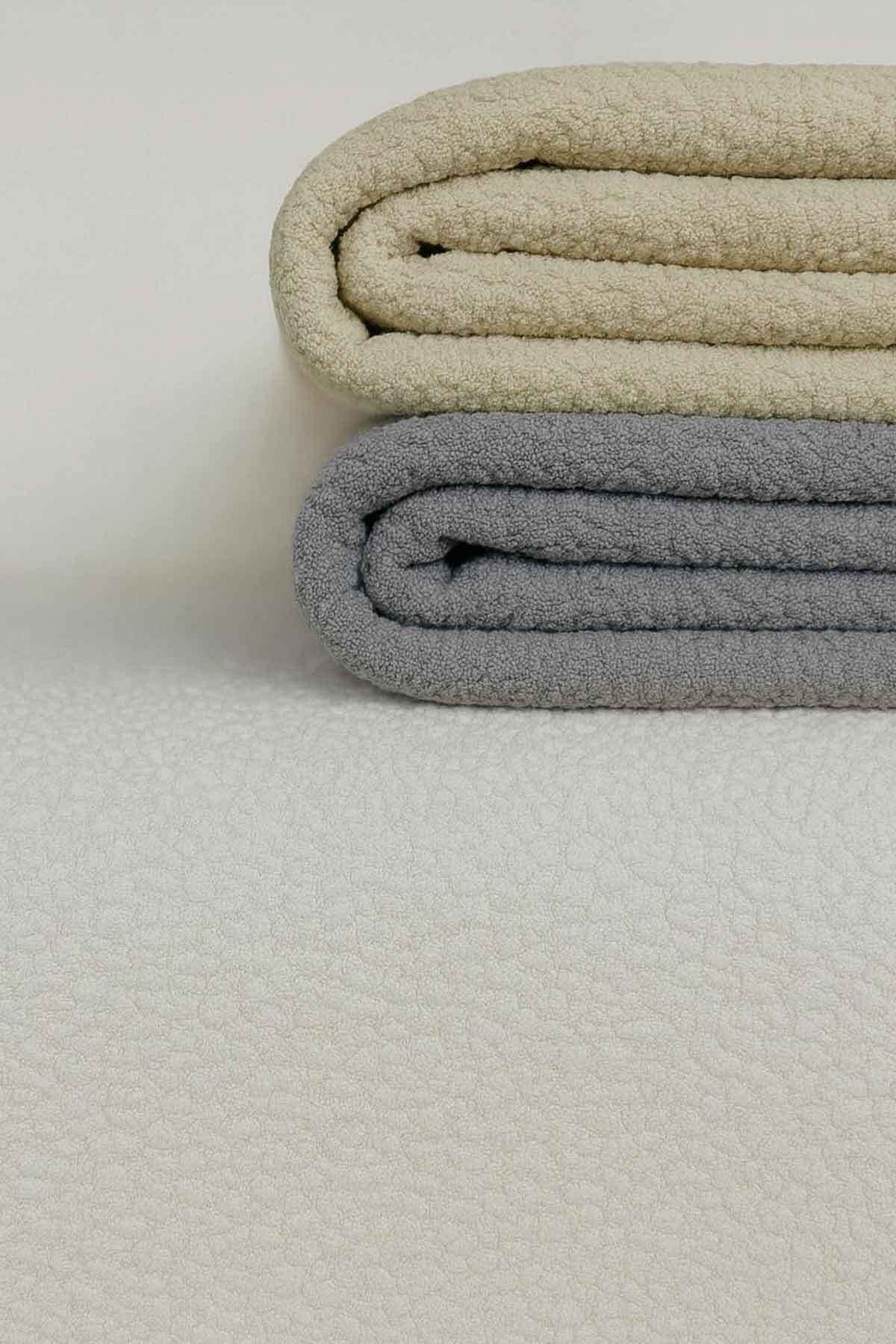 Decomia Home Daisy Kabartmalı Yumuşak Koltuk Örtüsü Çok Amaçlı Koltuk Şalı Kaymaz Süngerli (165x205 cm) - Görsel 3