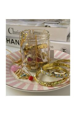 deluxe takı ve giyim Çelik Takı kavanozu 5 üründen oluşan özel set her kavanozda gold renk farklı takılar