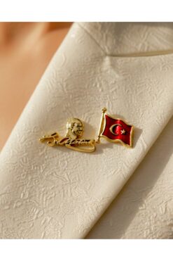 modamira Altın Rengi Atatürk ve İmzası İle Türk Bayrağı 2 Adet Yaka Rozeti