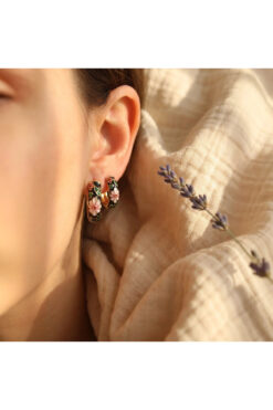 LYKOS Pirinç Gold Renk Siyah Çiçek İşleme Kadın Küpe