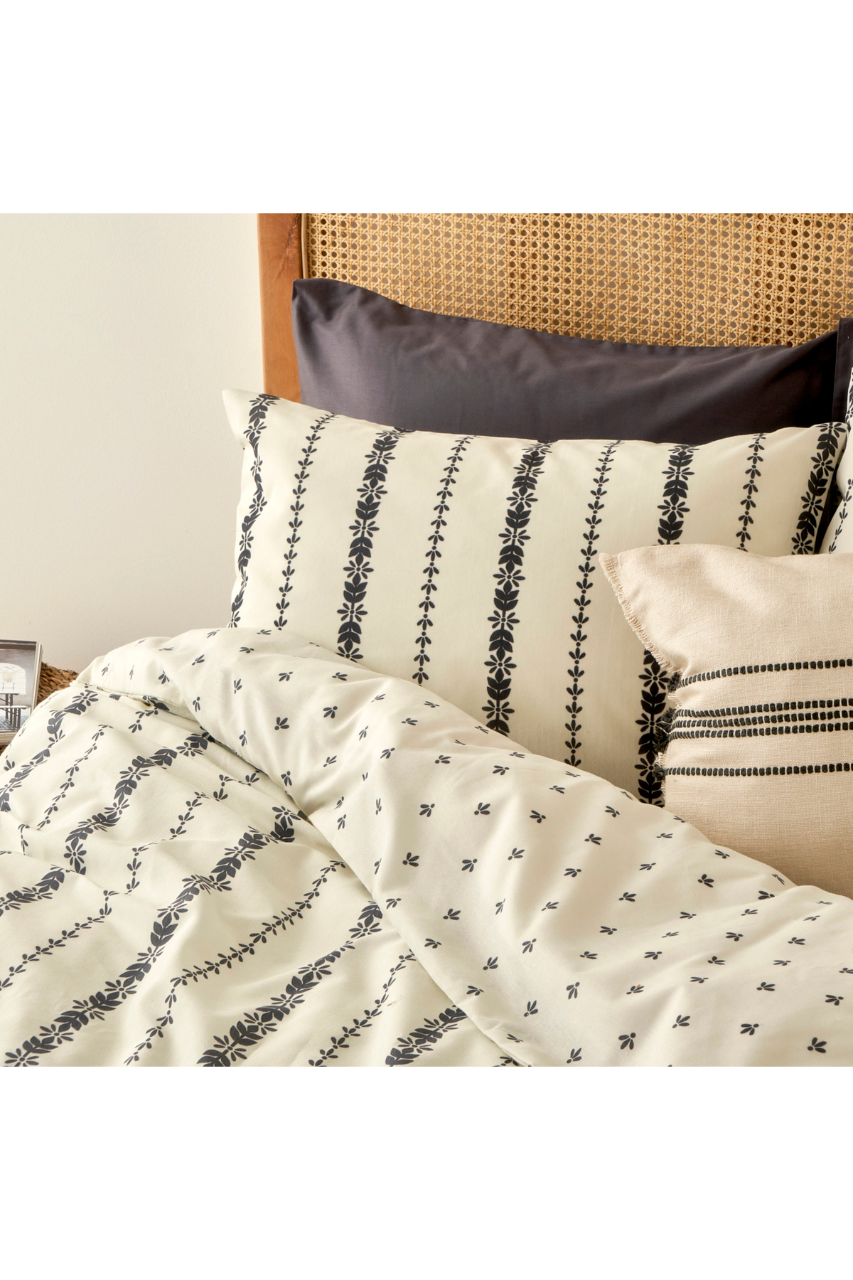 Bella Maison Olwen Pamuklu Tek Kişilik Nevresim Takımı Beyaz-Siyah (160x220 cm) - Görsel 3