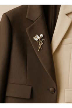 AGAPI İnci Detaylı Çiçek Broş – Altın Renk Zarif Kadın Broşu