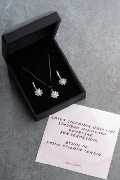 Silvano Jewelry 925 Ayar Gümüş Işıklı Kutu Beyaz Taşlı Lotus Takı (Kolye-Küpe) Seti