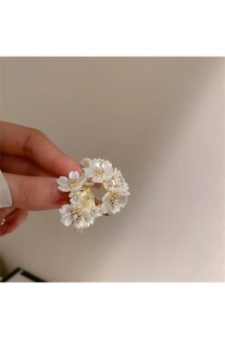 Pelin Aksesuar Beyaz Çiçek İşlemeli Halka Küpe