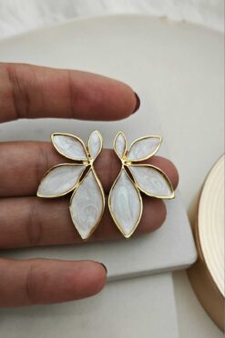 KYOLA DESİGN Beyaz Sedefli İkonik Gold Yaprak Kadın Küpe (4.5 cm)