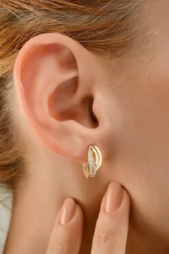 Çgk Çiğdem Gürel Kuyumculuk ÇGK “Swan” 8 Ayar Altın Zarif Tasarım Küpe – Kadın, Taşlı & Kavis Form