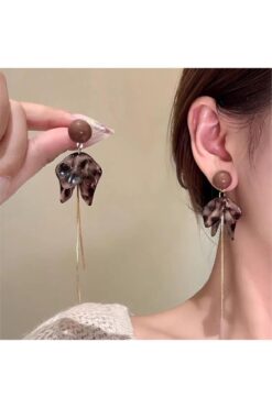 Pelin Aksesuar Kahve Tonlu Akrilik Yaprak ve Zincir Püsküllü Küpe