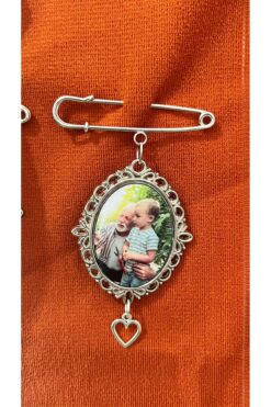 Zemora Jewelry 1 Fotoğraflı Kişiye Özel Gümüş Anı Çengeli – Hatıra İğnesi, Gelin Buketi & Damatlık Yaka İğnesi