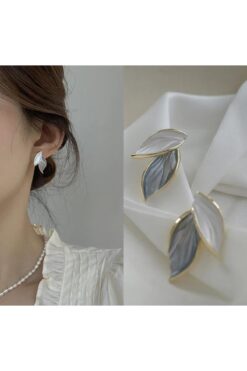 toptanhanem Gri Beyaz Yaprak Tasarımlı Gold Çelik Küpe – Yeni Sezon Çelik Küpe